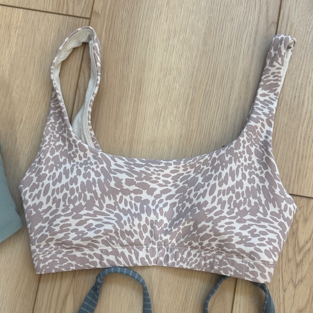 Vuori Sports Bra Collection - Green, Beige, Blue, Gray - Picture 5 of 8